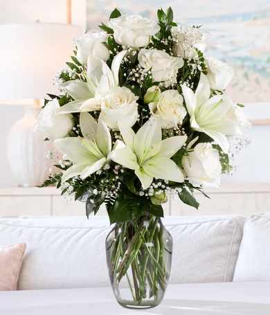 Rosas y Lirios Blancos